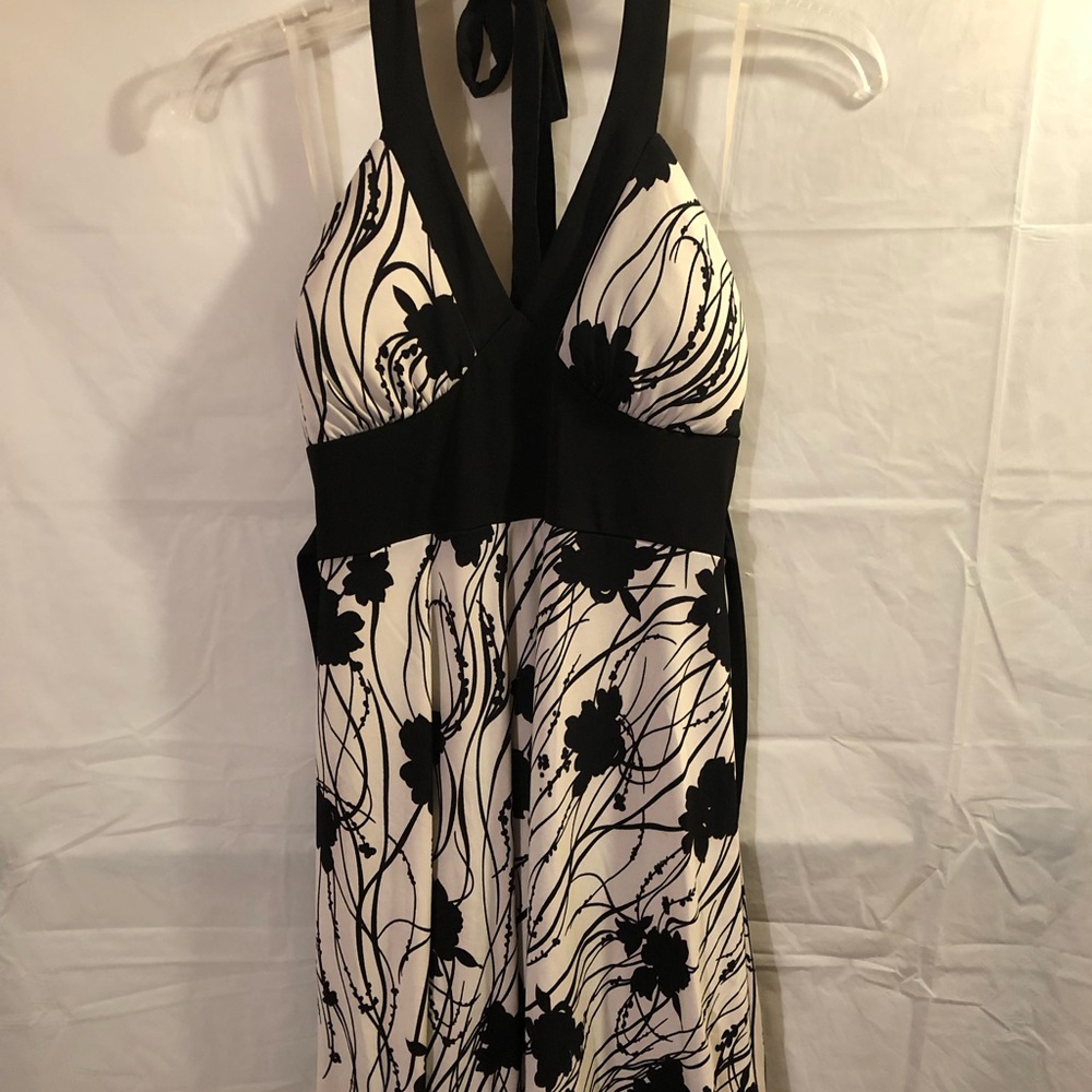 Beautiful White and black flower accent spring time dress below the knee